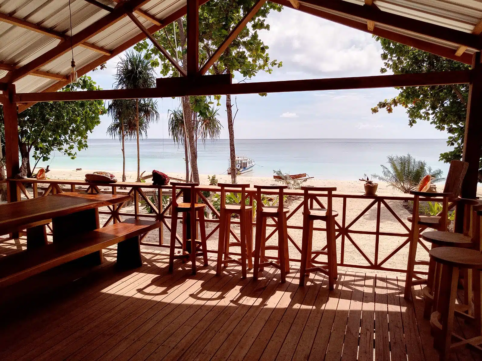 Le restaurant situé sur la plage de l'hotel Selayar Turtle Bay Resort